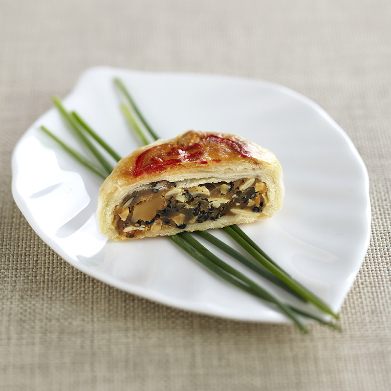 Assorted Nuts Lotus Tau Sar Piah (8 pcs) <br/> 果仁莲蓉 (8 粒装)